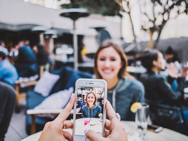 Une femme en train de faire un Tiktok