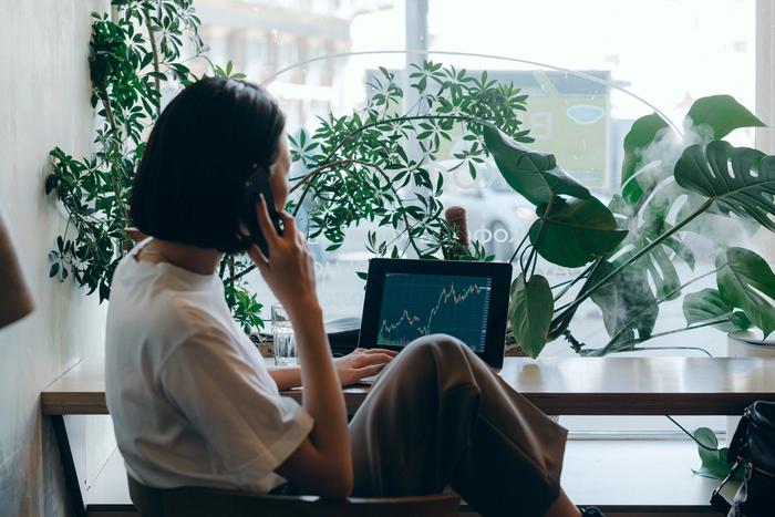 Une personne en train de regarder son assurance-vie isr sur ordinateur