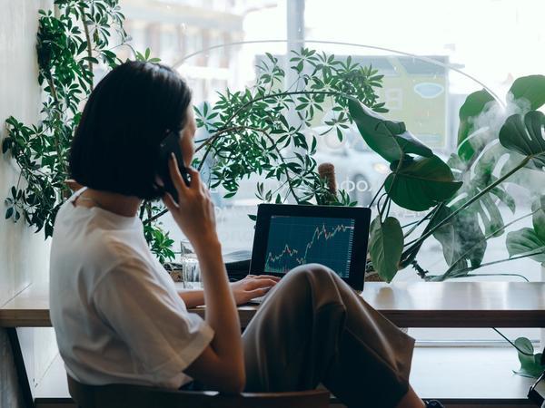 Une personne en train de regarder son assurance-vie isr sur ordinateur