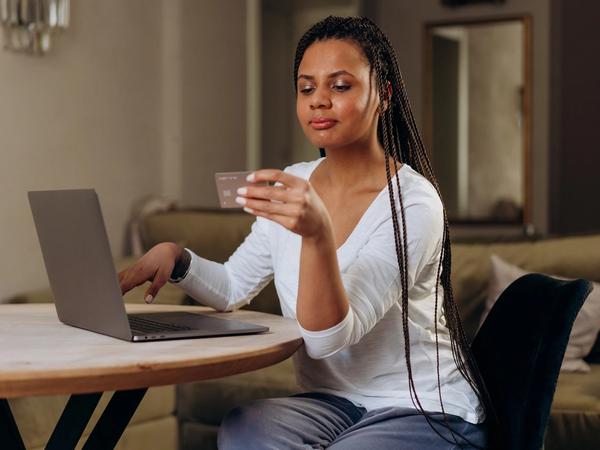 Une femme se renseigne sur la banque en ligne éthique