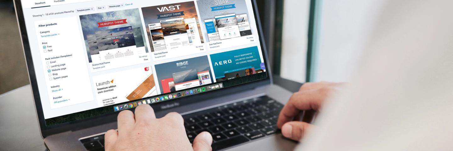 Une personne sur le site de Votre Opinion