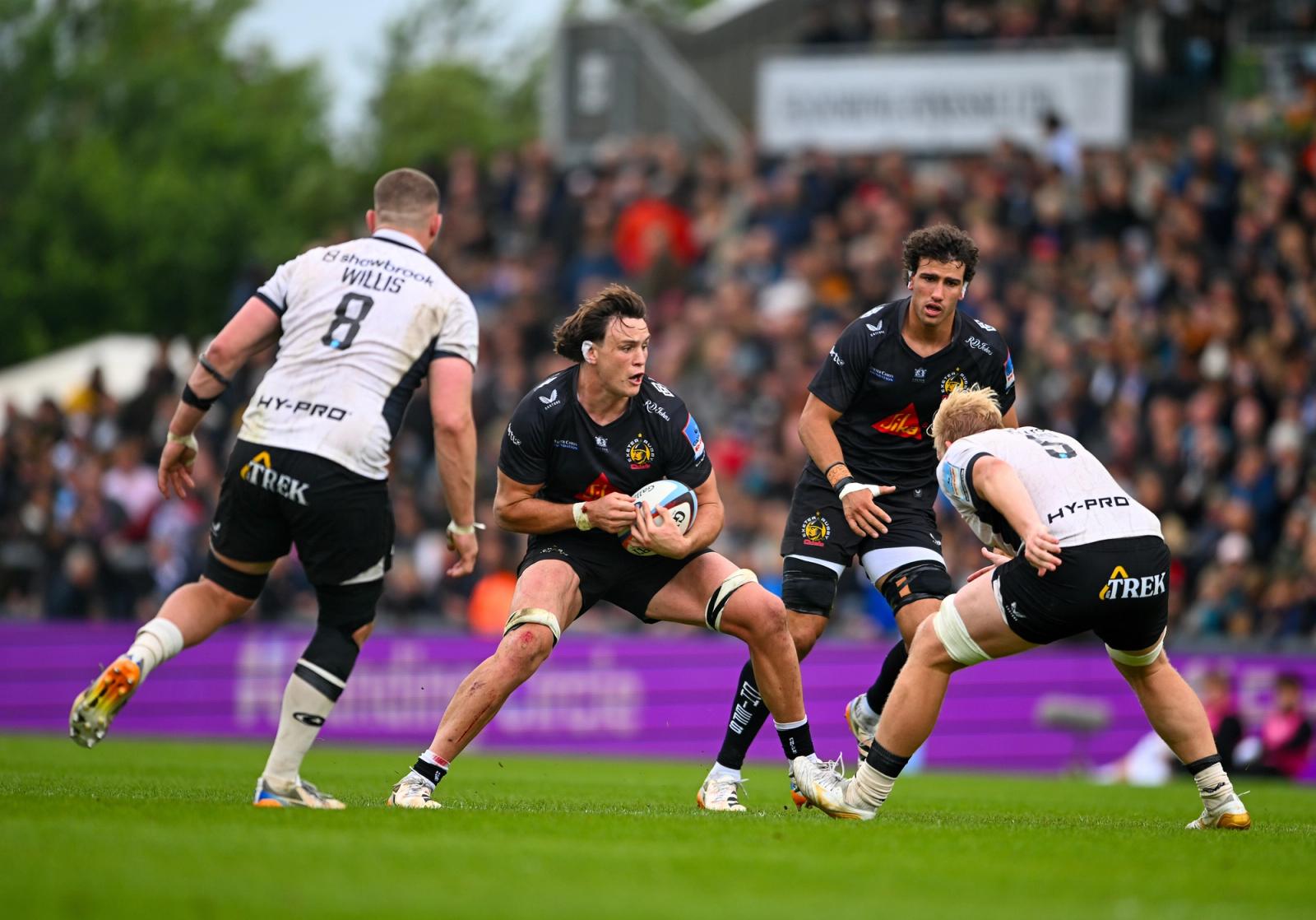 Tom Hooper carrying for Exeter Chiefs against Saracens