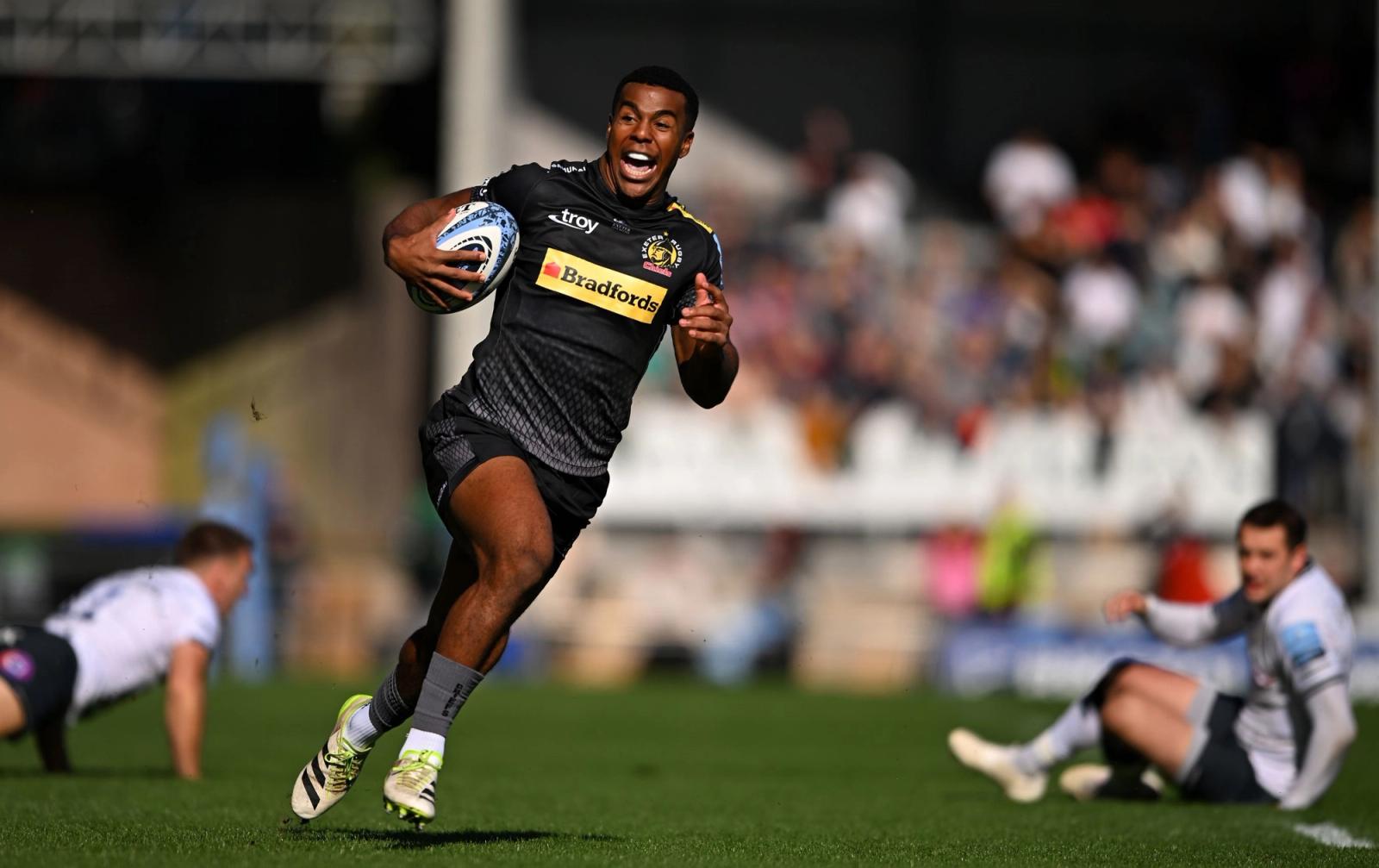Immanuel Feyi-Waboso carrying for Exeter Chiefs