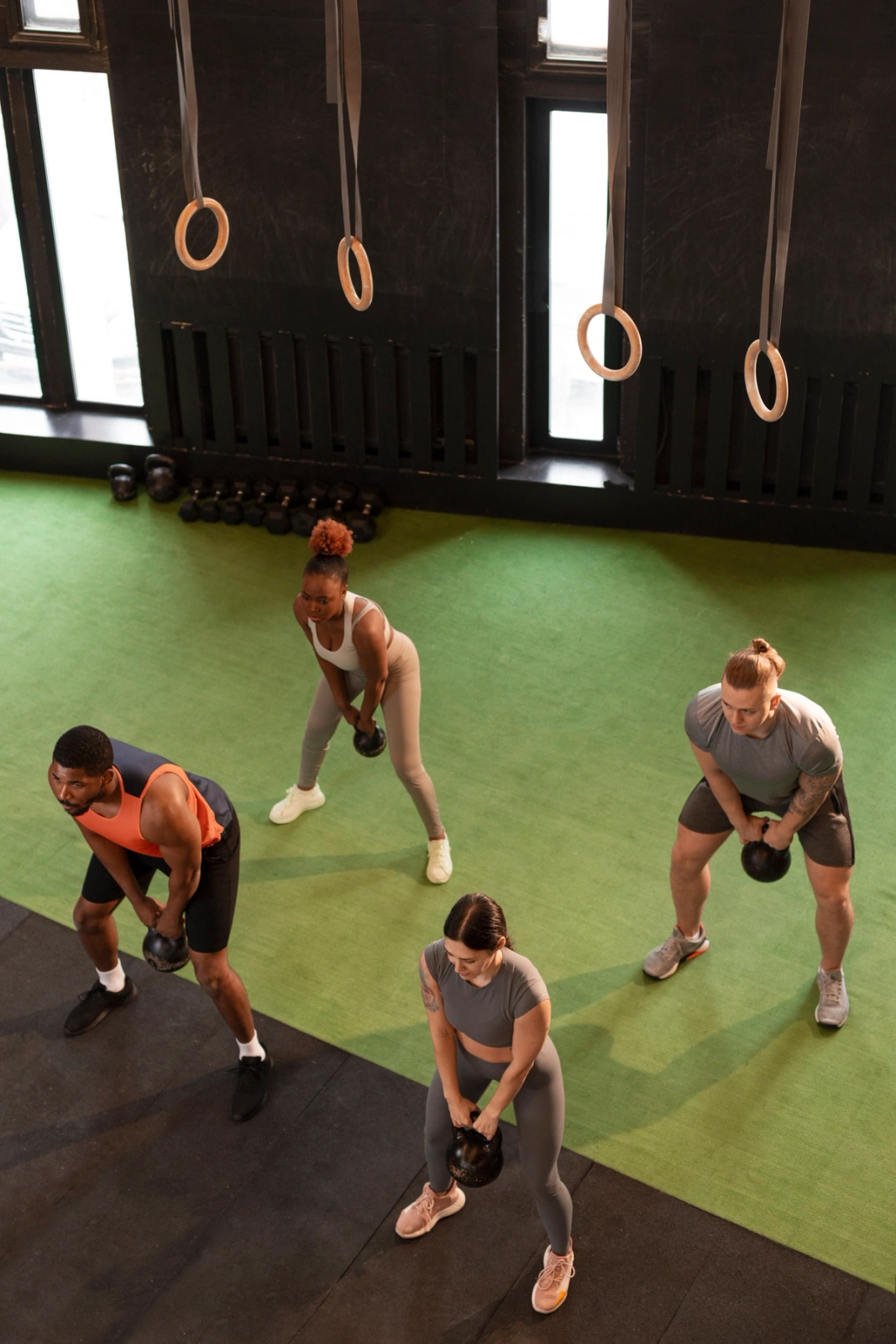 Personas entrenando en el gymnasio