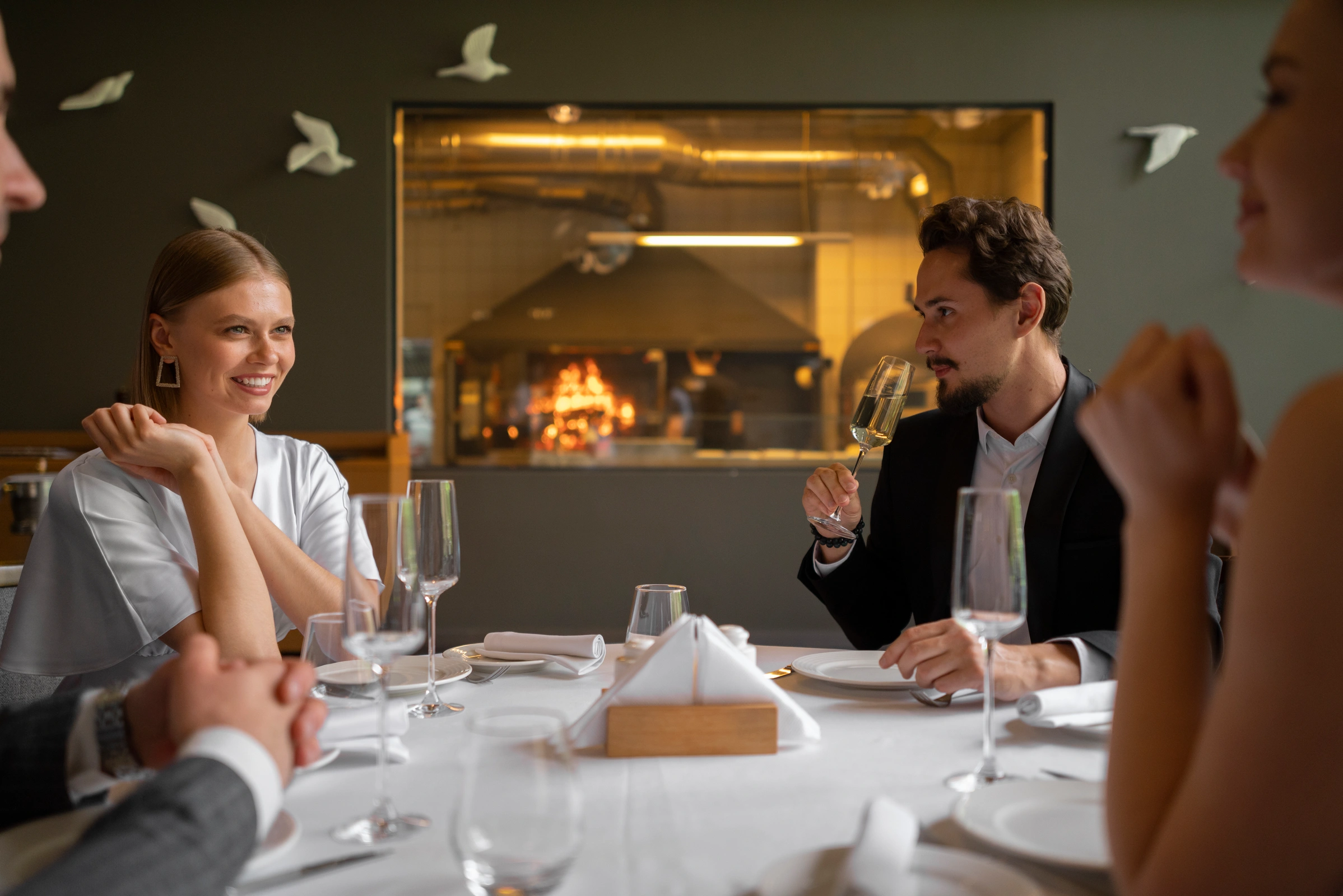 personas cenando