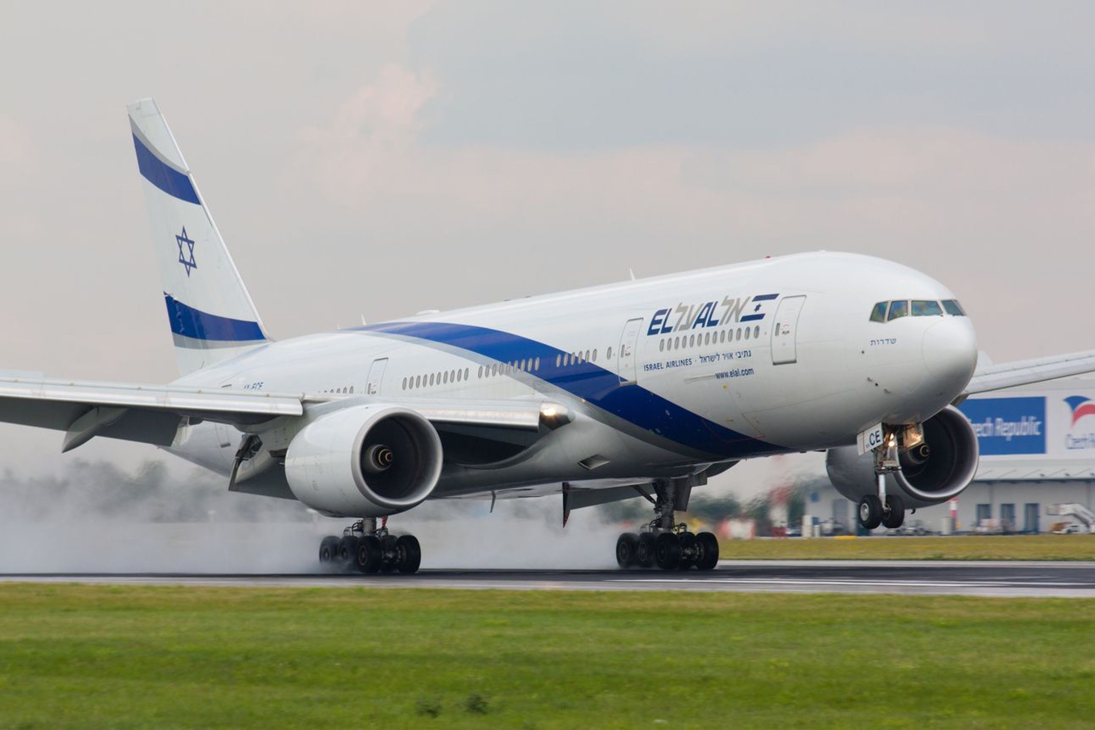 A photo of an El Al plane
