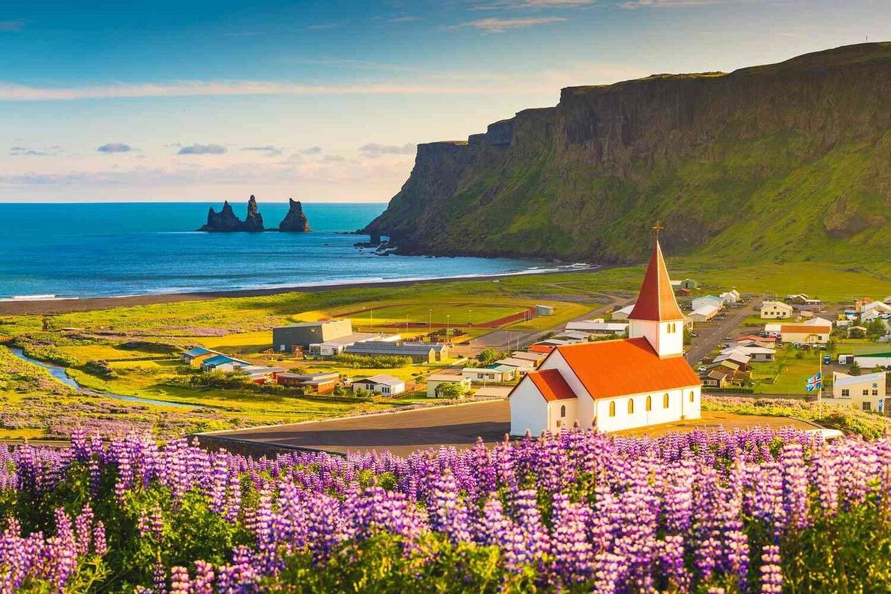 A photo showing the scenic Icelandic countryside