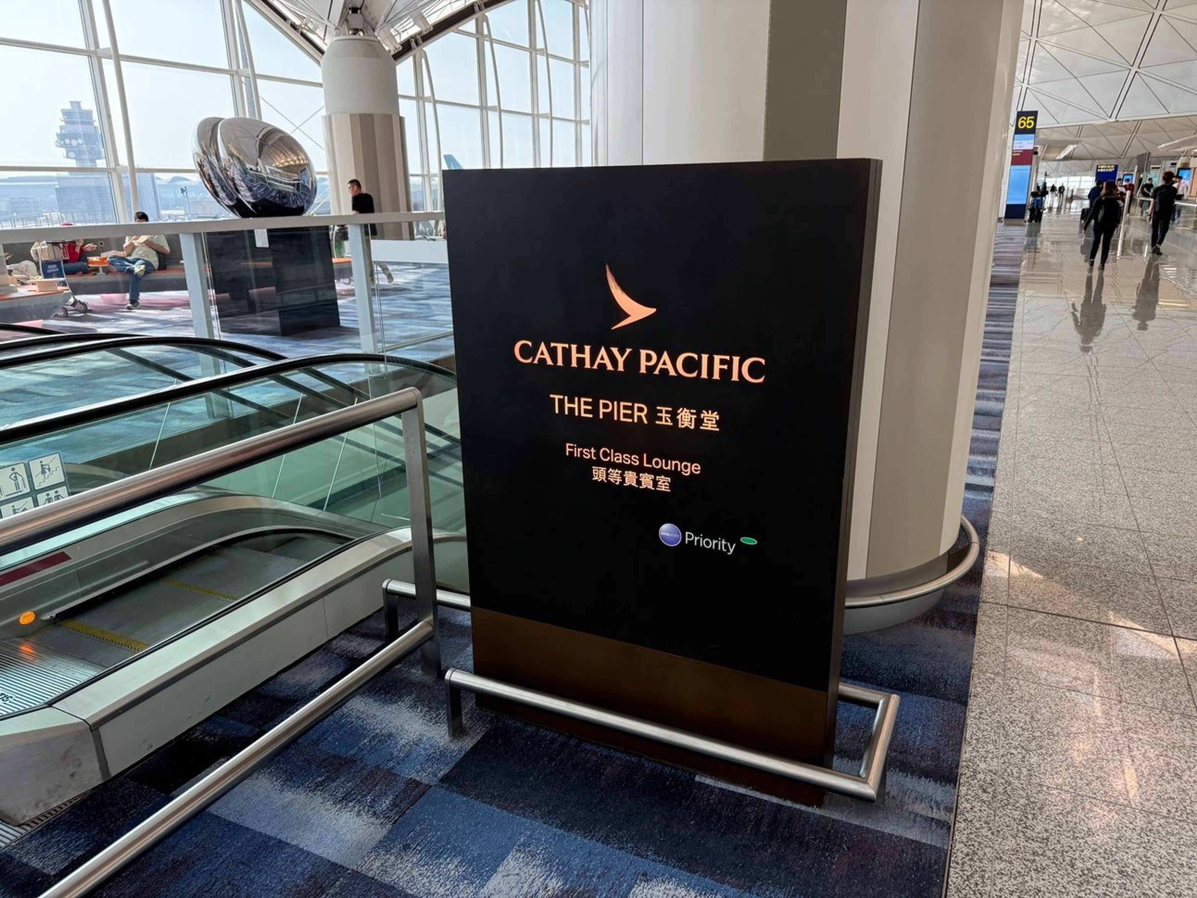 A photo showing the entrance to Cathay Pacific's first-class lounge
