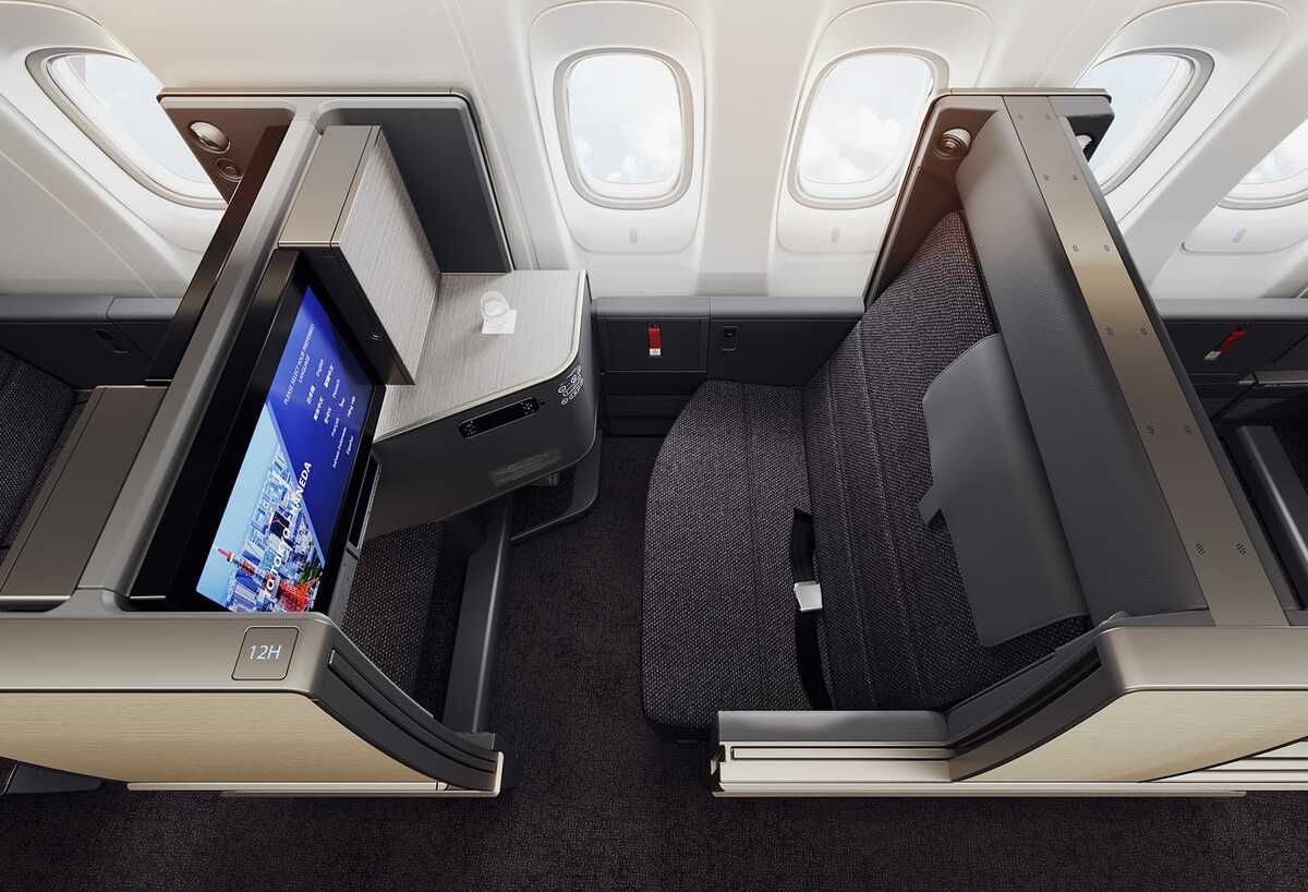 That’s not a camera trick, poeple. The seat is actually as wide as it looks.