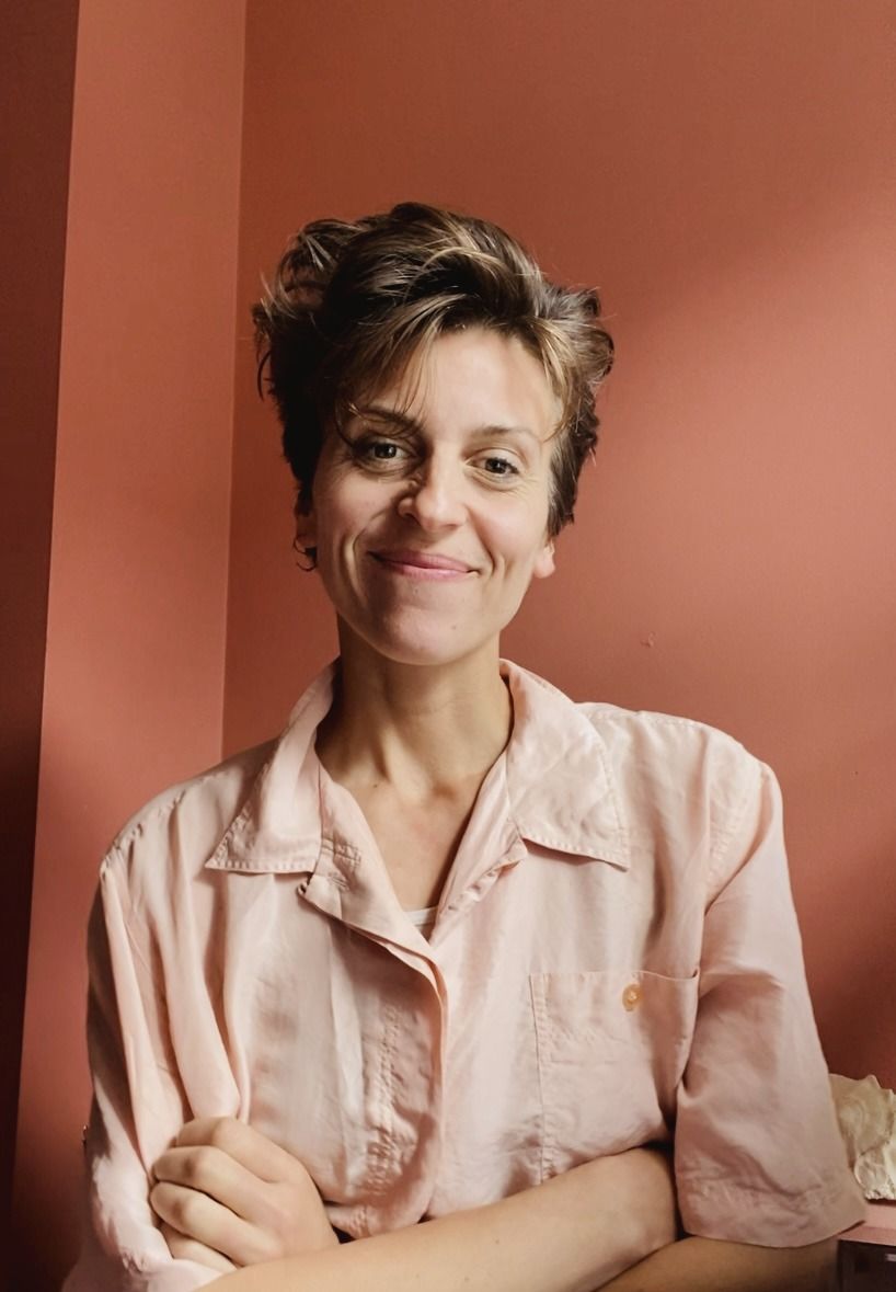 Soulhike founder Elsebeth Molberg Thing, short hair and a linen shirt, smiles with arms crossed indoors