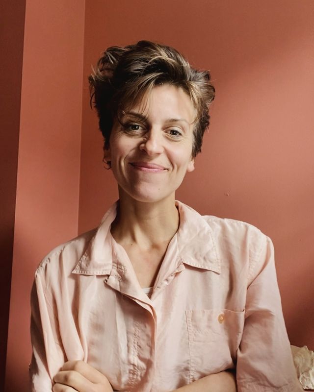 Soulhike founder Elsebeth Molberg Thing, short hair and a linen shirt, smiles with arms crossed indoors