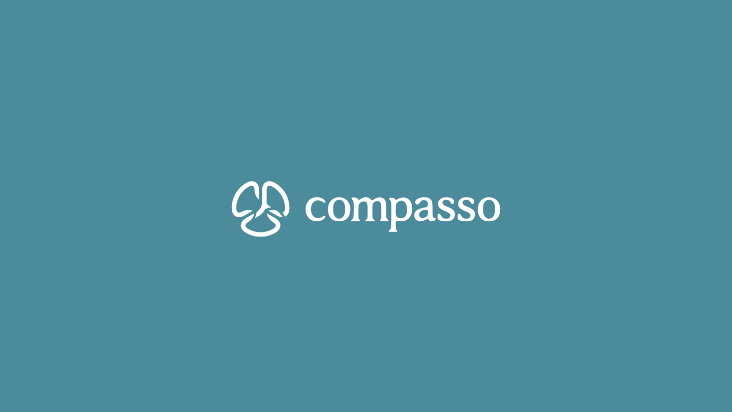 Compasso 白色橫式標誌置於品牌藍綠底