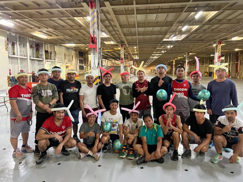 The Christmas games involved a lot of balloons – also as color coded team identification.