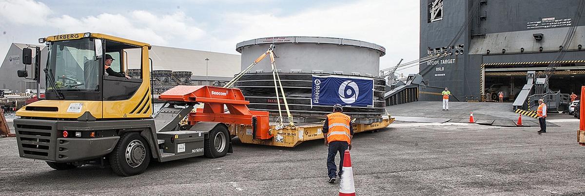 Giant drum transported on customised double wide rolltrailer