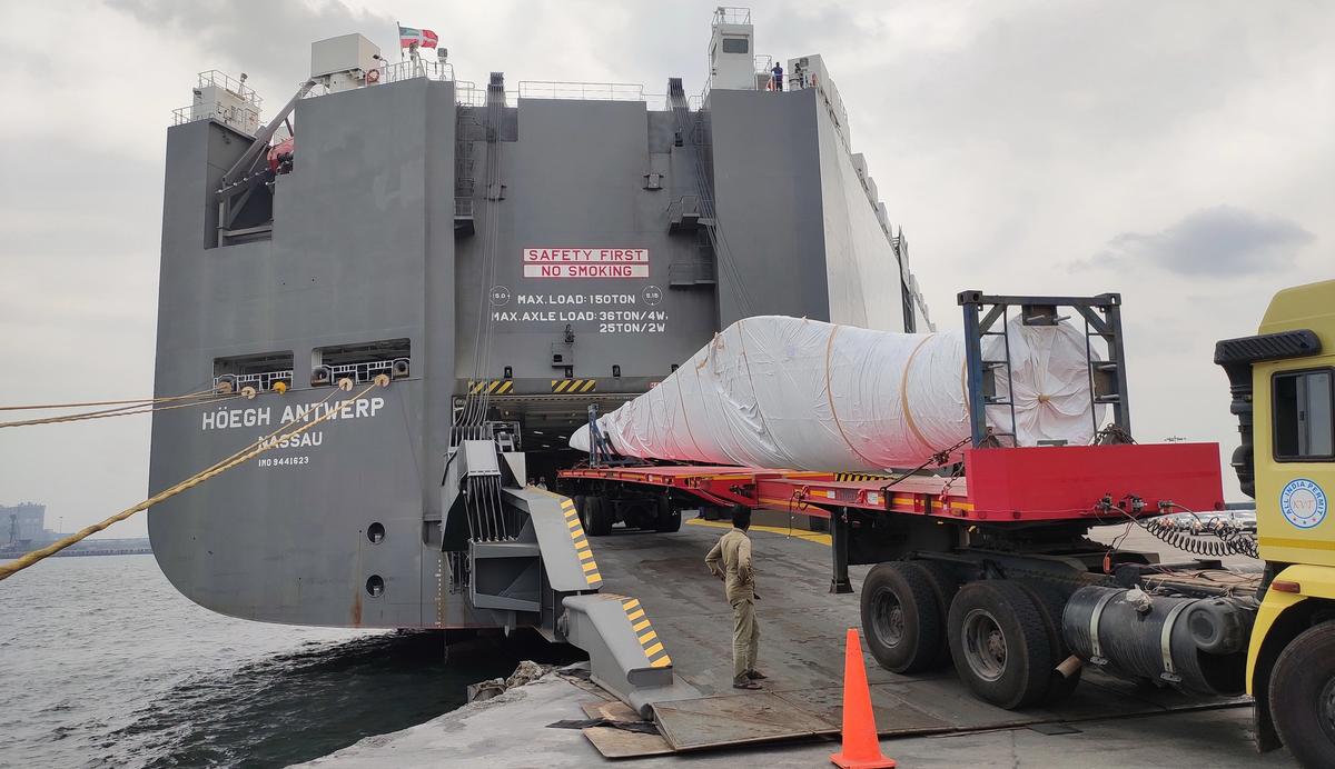  loading longest breakbulk unit on RoRo ship
