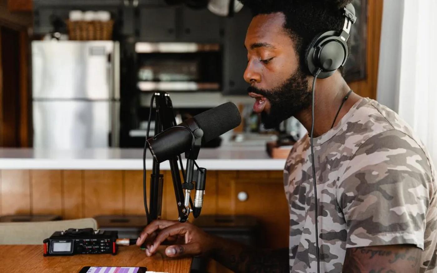 How to use an XLR microphone with a smartphone or tablet?