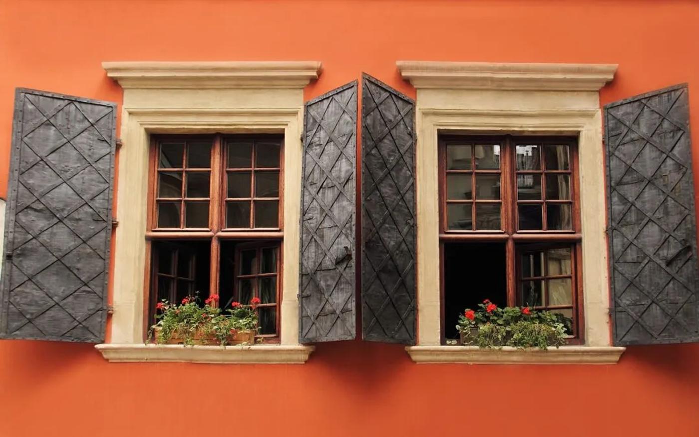 Can a parabolic mic work through walls or windows?