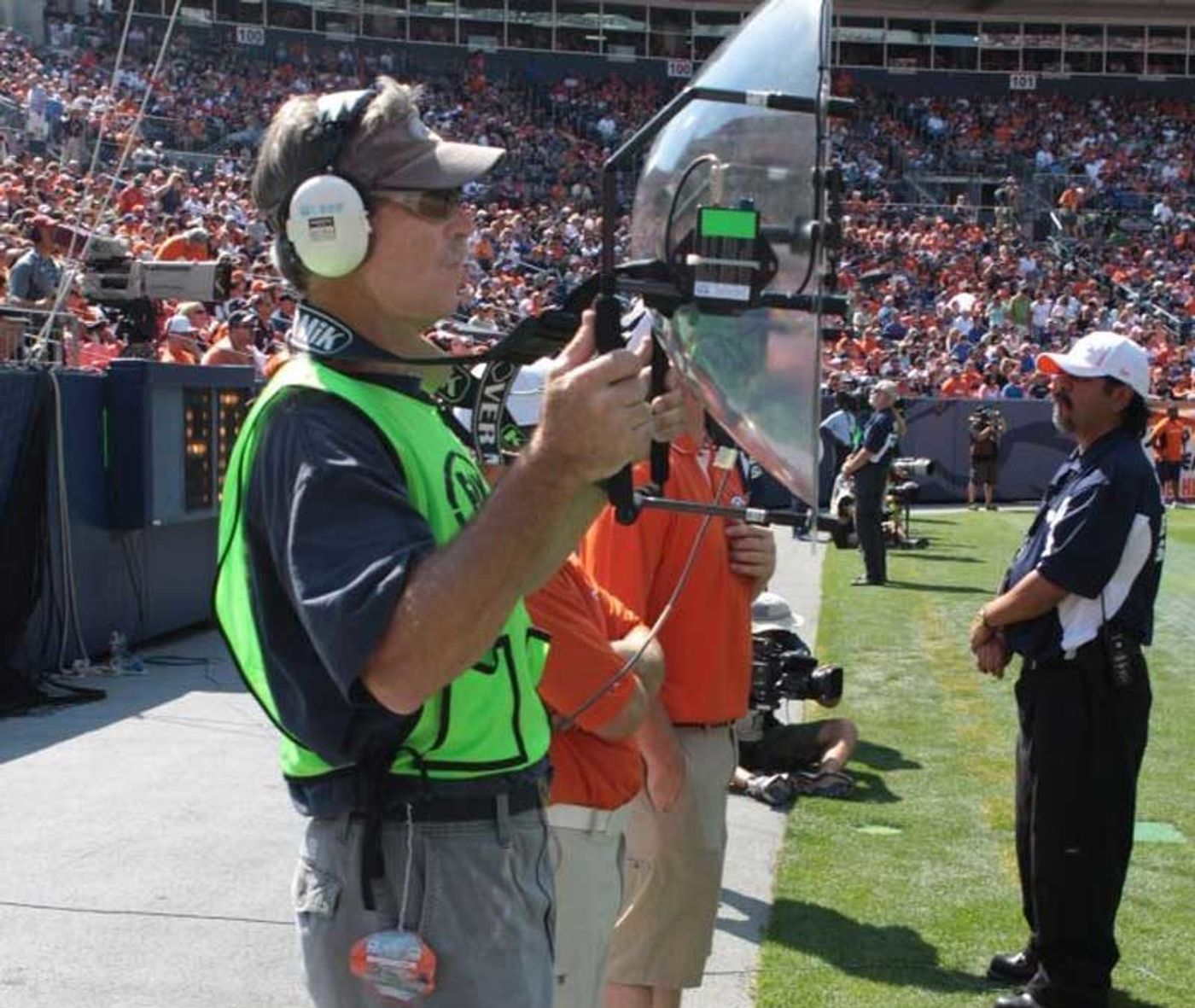 What are the pros and cons of parabolic microphones?