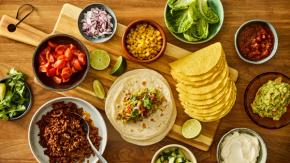 Taco og skåler med tilbehør.