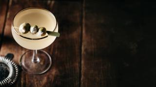 Martiniglass med skitten martini.