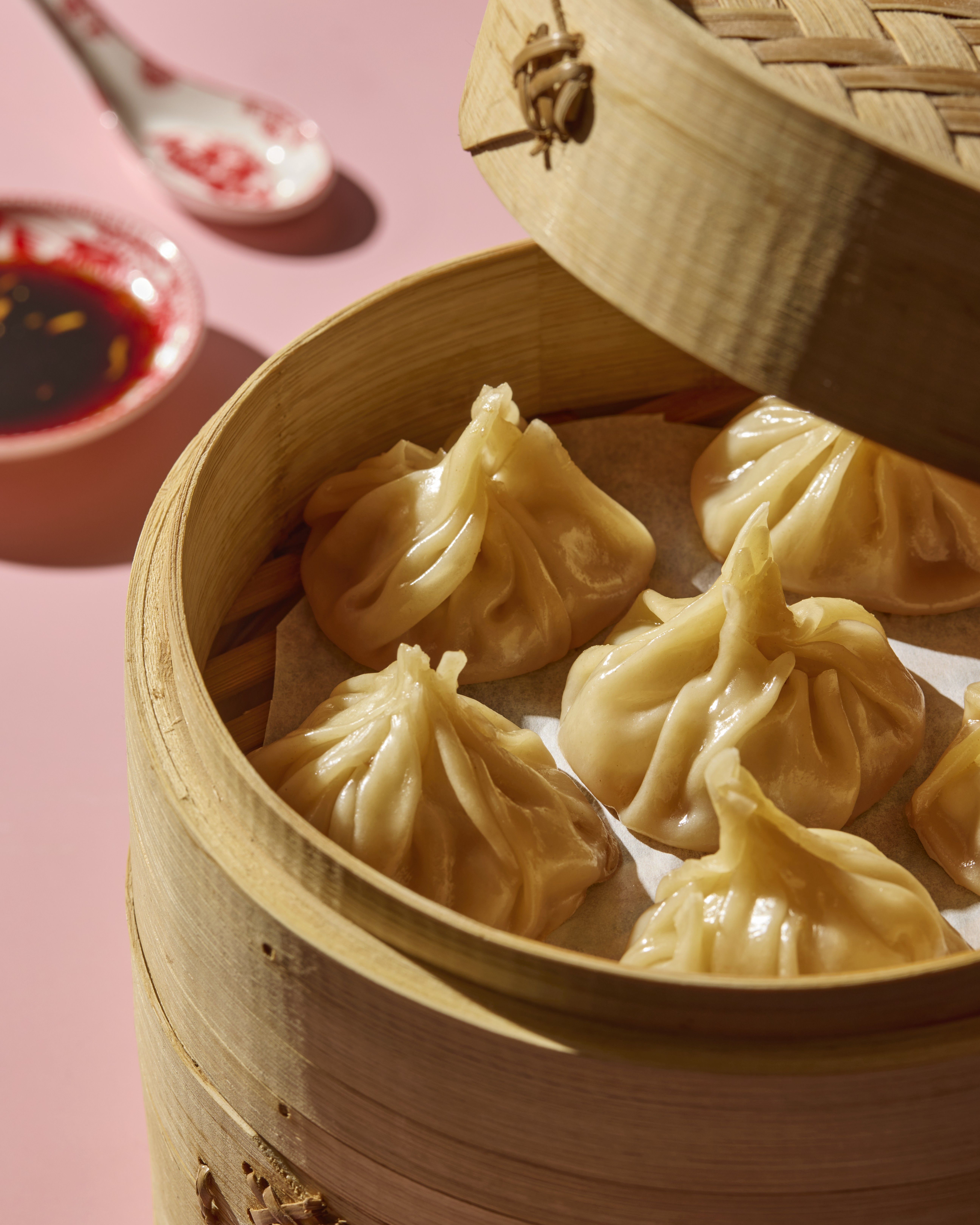 Ferdig dampet dumplings i en bambuskurv.