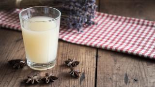 Et glass med pastis blandet med vann