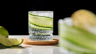 Ferdigblandet cocktail med gin og vermut.