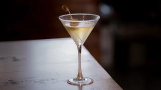 Ferdigblandet dry martini cocktail.
