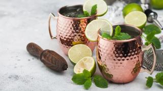 Ferdigblandet moscow mule med lime i kobberkopper.