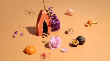 Bilde som viser aromaer i hvitvin, som blomster, tropisk frukt og krydder.