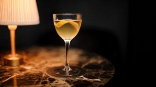 Ferdigblandet cocktail med hvit portvin og sherry.