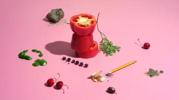 Bilde som viser aromaer i rødvin, som friske røde og mørke bær, grønne urter, paprika, oliven og blyantspiss.