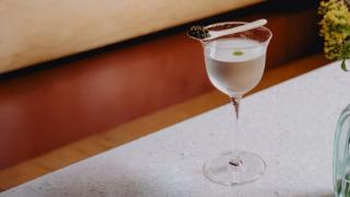 Et glass med dry martini med en skje kaviar.