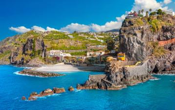 landsby ved sjøen på Madeira.