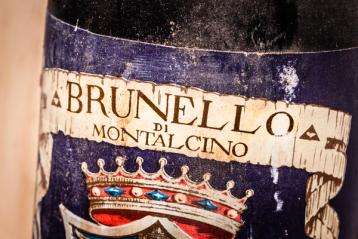 Nærbilde av en vinetikett fra Brunello.