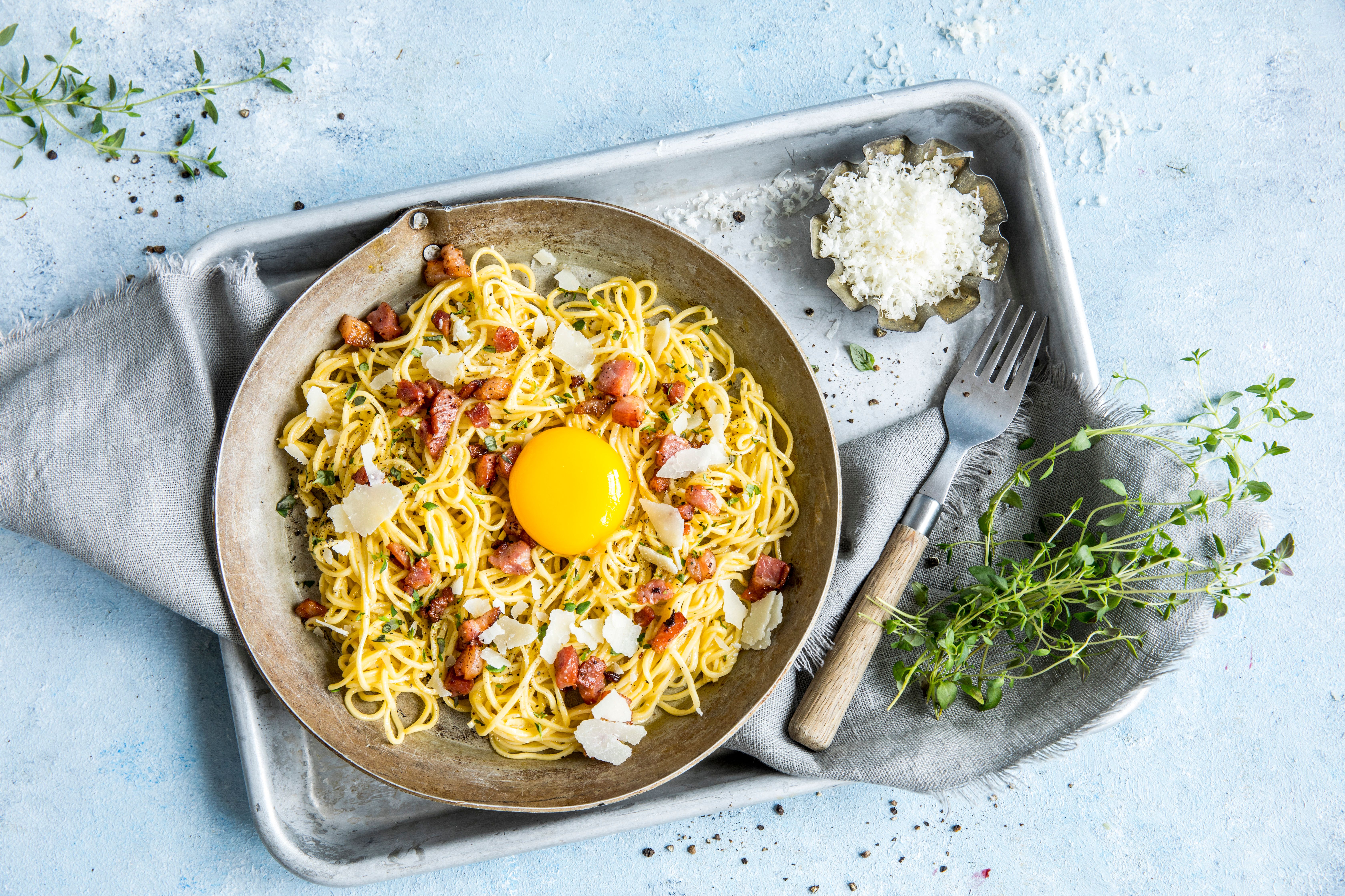 Tallerken med pasta carbonara.