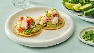 Tostadas med ceviche av torsk og guacamole.