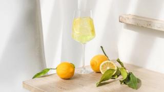 Ferdigblandet yuzu spritz cocktail med sitroner på et bord.