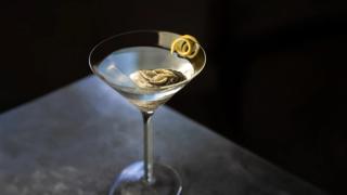 Ferdigblandet dry martini med østers..