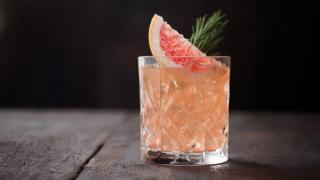 Smokin' paloma pyntet med grapefrukt-skive, servert i Old Fashion-glass