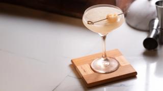 Litchimartini på et trebrett.