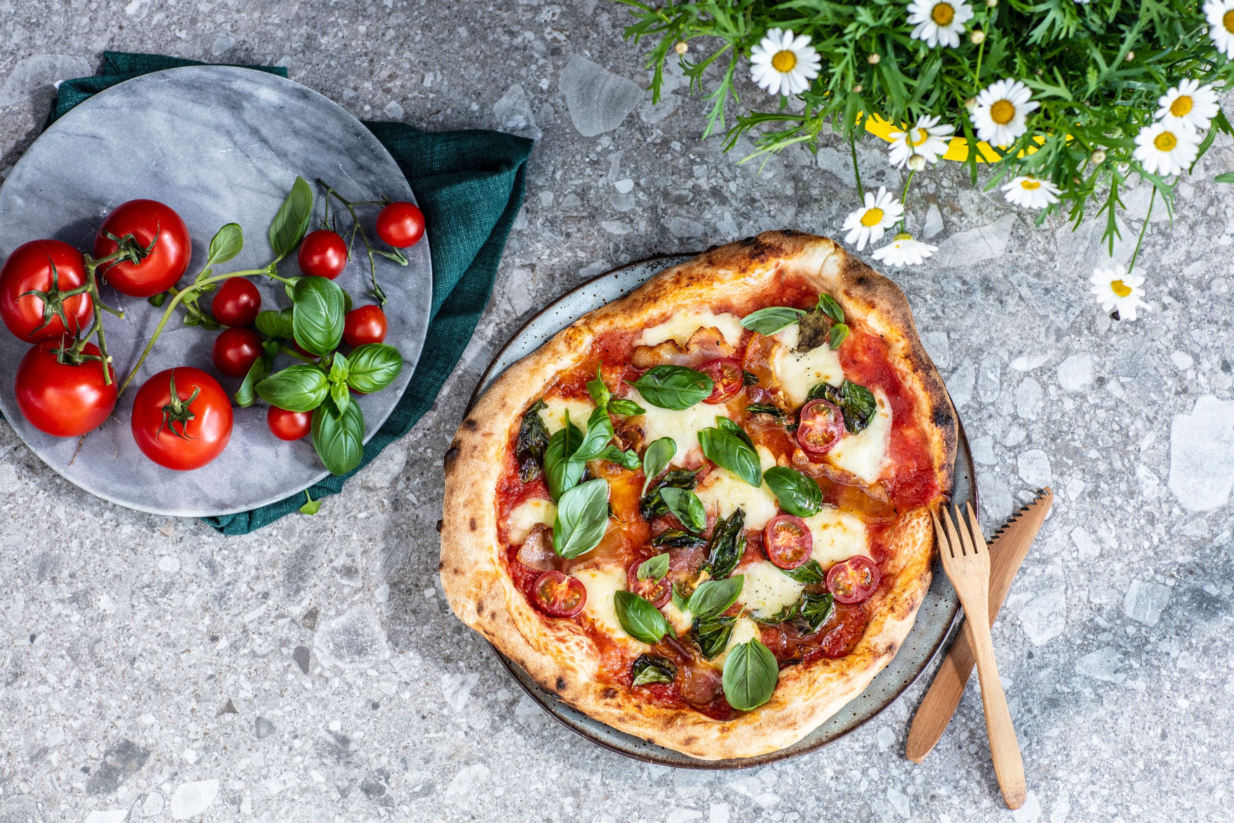 Bord med stekt pizza på en tallerken.