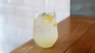 Yuzu gin & tonic, servert i et kort longdrink-glass