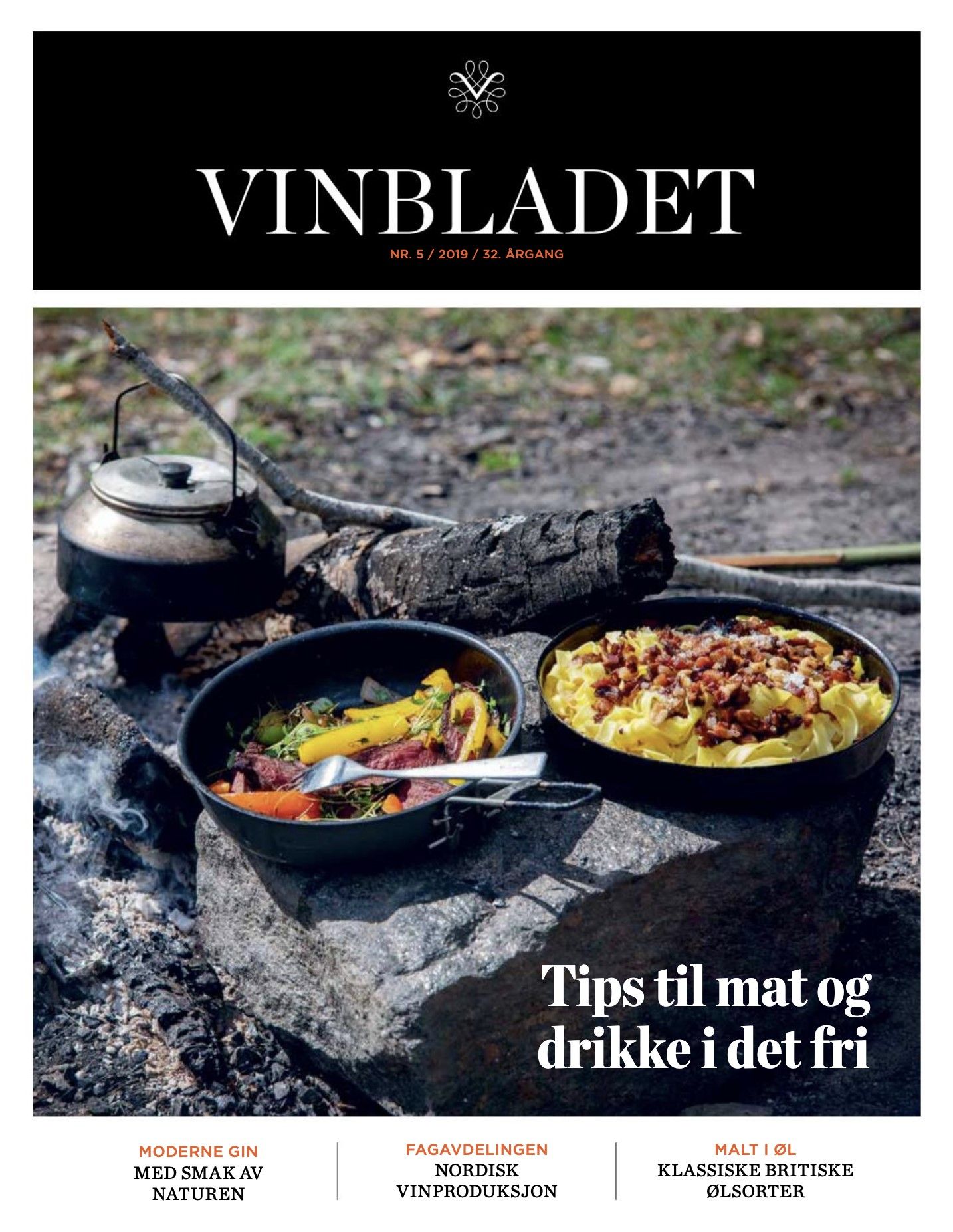 Magasinforside med to stekepanner og en kaffekjele på bål.