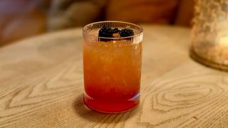 Ferdigblandet cocktail med whisky og bjørnebær.