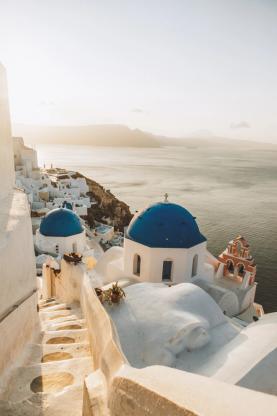 utsikt over klassiske hvitmalte hus med blått tak på Santorini i Hellas.