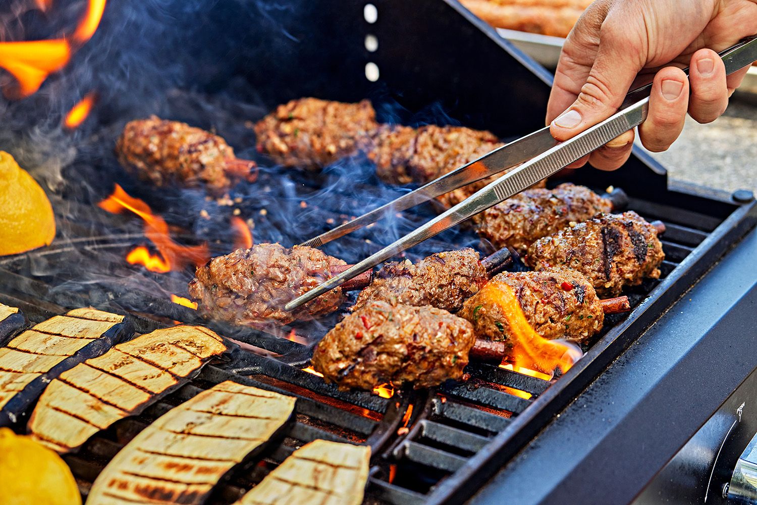 Køfte og aubergin på grillen.