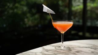 Ferdigblandet cocktail med papirfly til pynt.