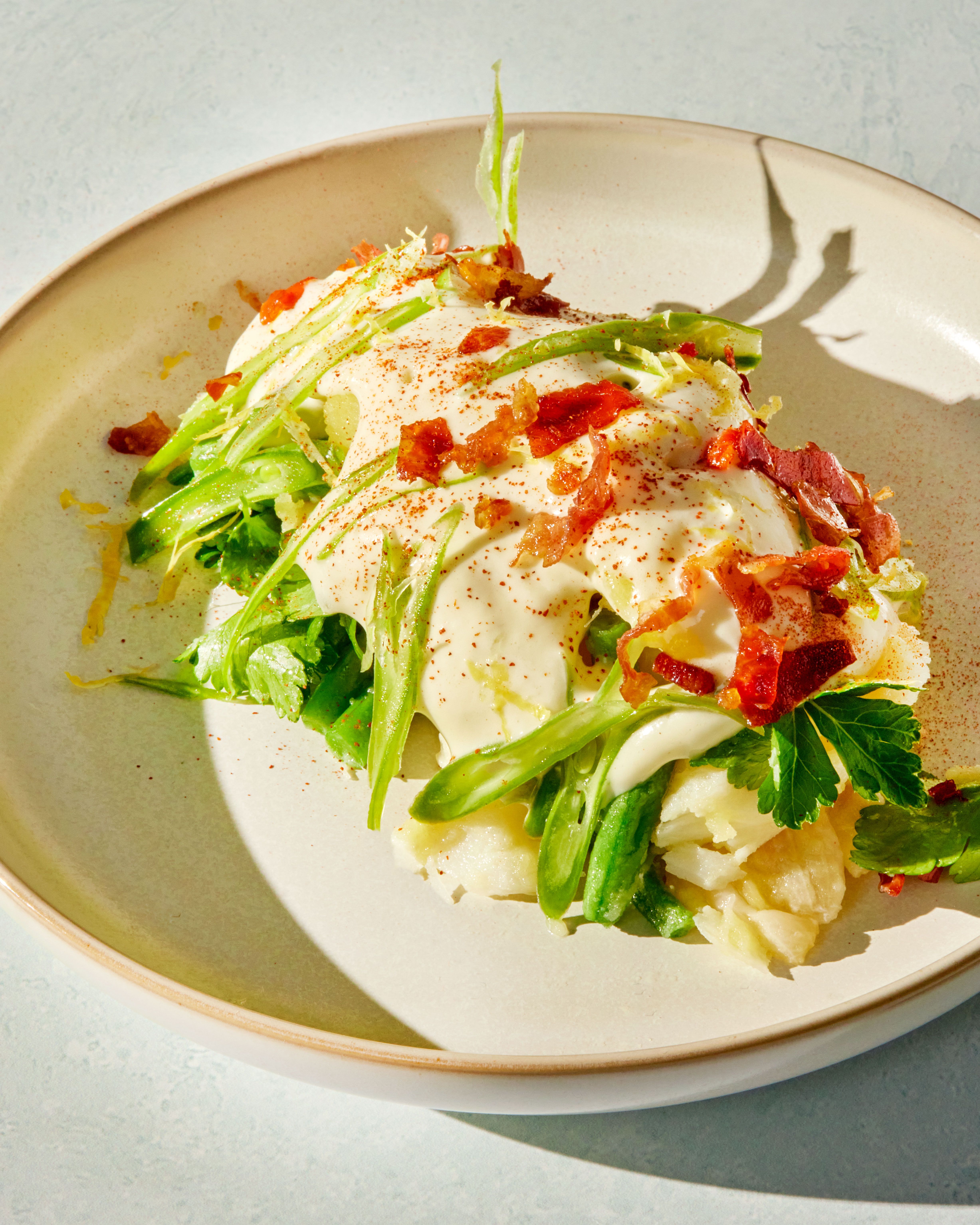 Tallerken med klippfisksalat og majones.