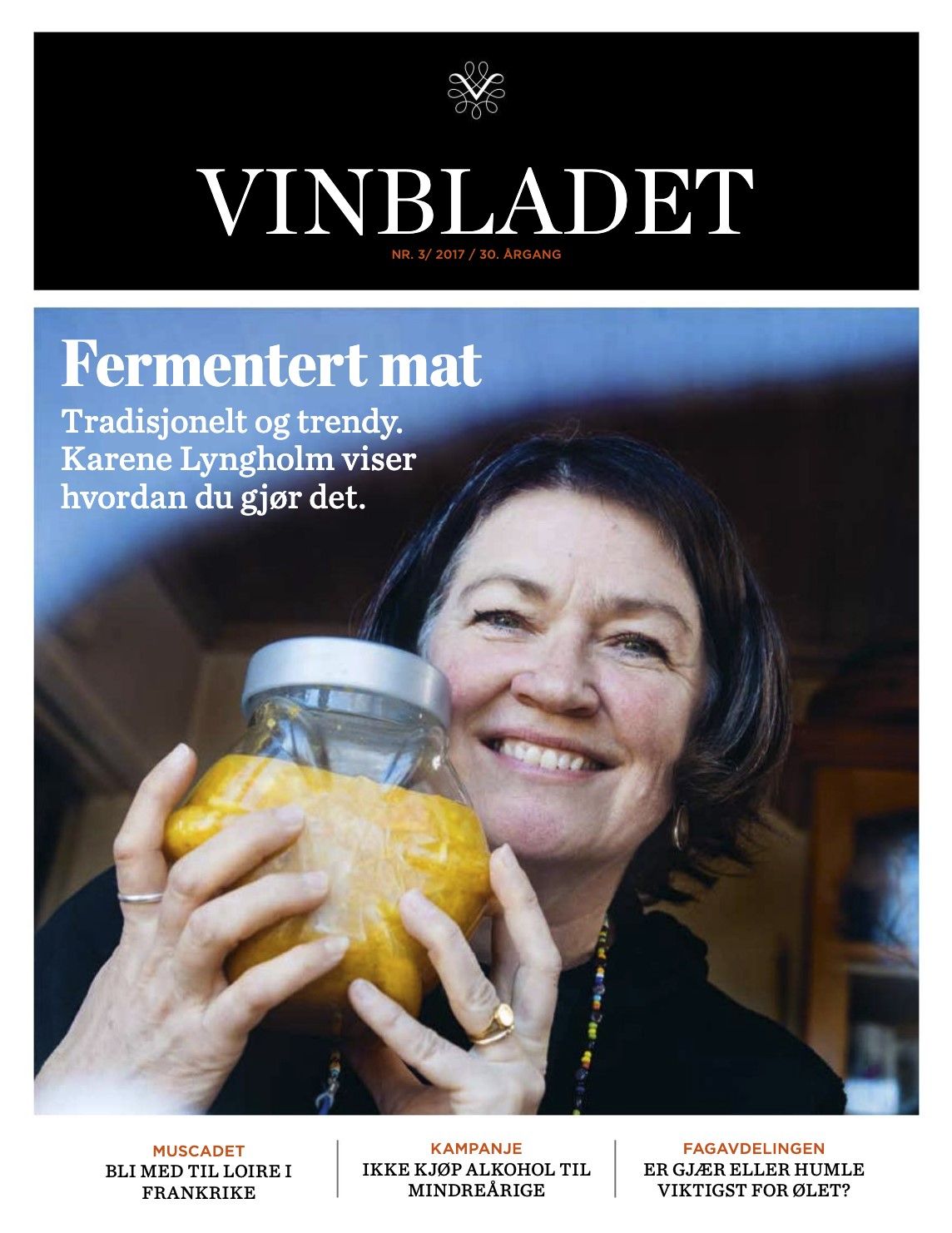 Magasinforside med dame som holder en glasskrukke med gult innhold.